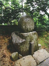 旦飯野神社　：県内随一のパワースポット。御神霊石に触ってパワーをいただきましょう。